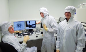 simon_max_and_alexander_in-the-electron-microscope-lab